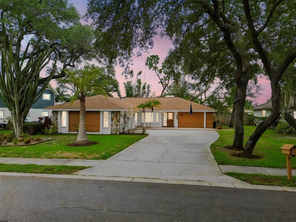 1425 POINSETTIA AVENUE TARPON SPRINGS, FL 34689