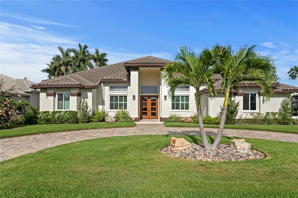 1230 DARLINGTON OAK CIRCLE NE ST PETERSBURG, FL 33703