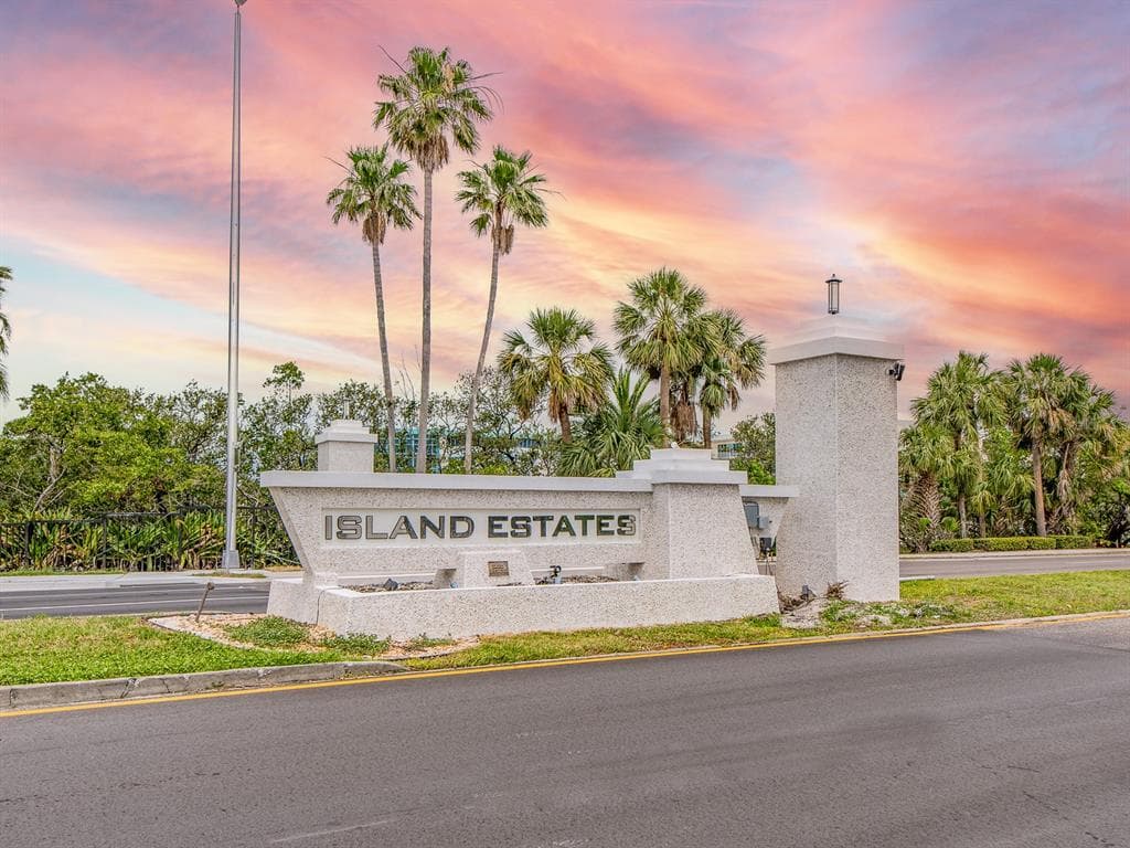 690 ISLAND WAY UNIT 507 CLEARWATER BEACH, FL 33767