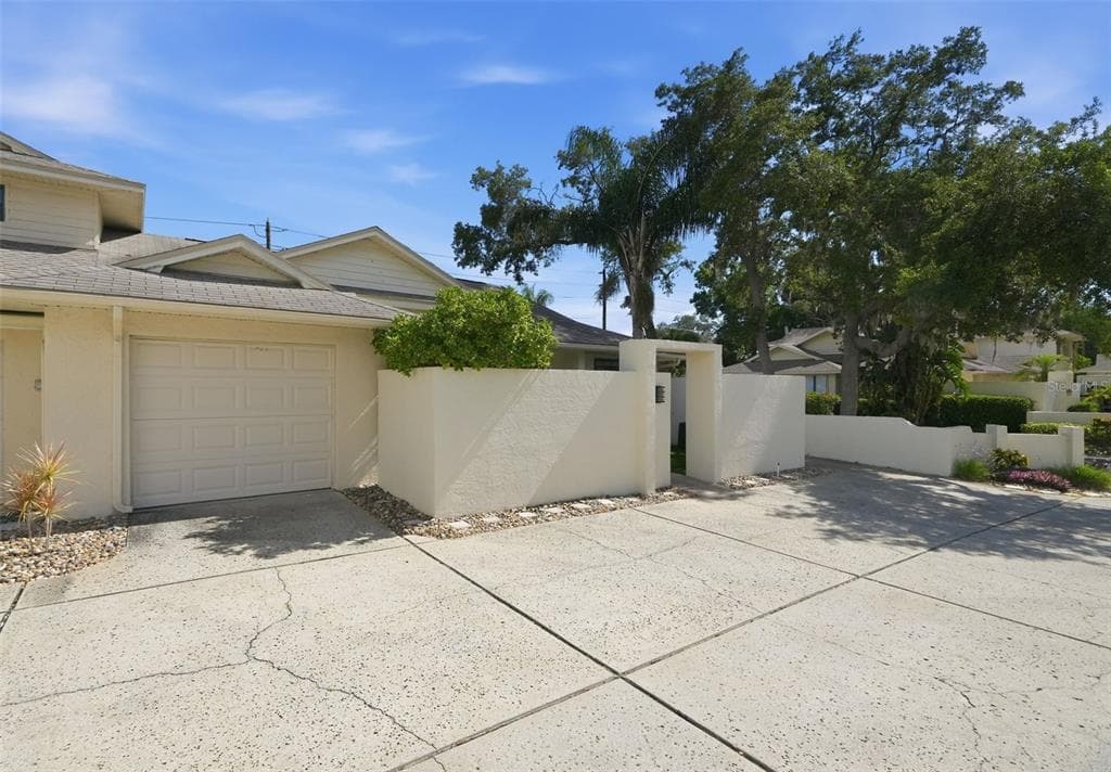 124 COLONY SOUTH DRIVE TARPON SPRINGS, FL 34689