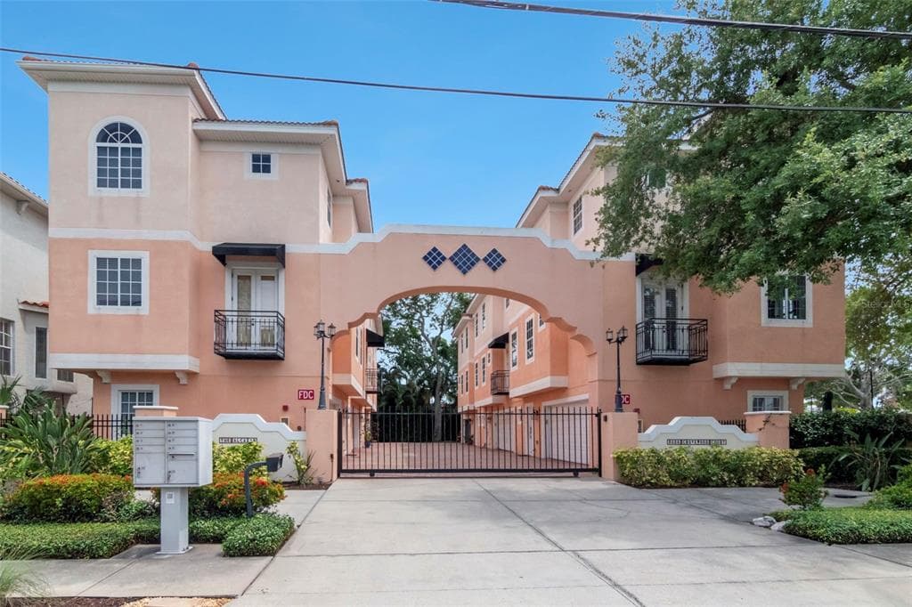 3025 W GROVEWOOD COURT UNIT 3 TAMPA, FL 33629