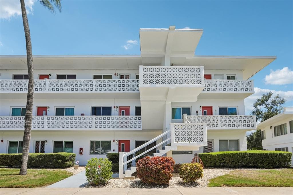 11225 82ND AVENUE UNIT 102 SEMINOLE, FL 33772