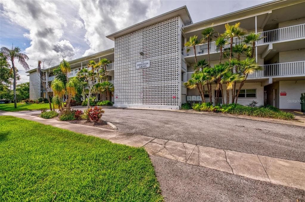5155 9TH AVENUE N UNIT 302 ST PETERSBURG, FL 33710