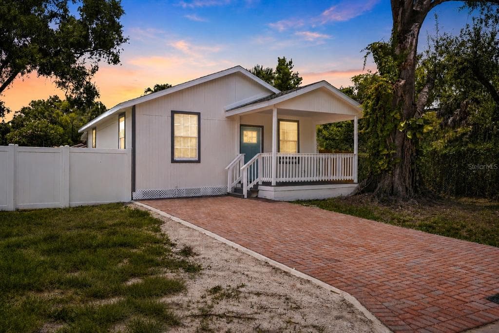 7608 N HUNTLEY AVENUE TAMPA, FL 33604