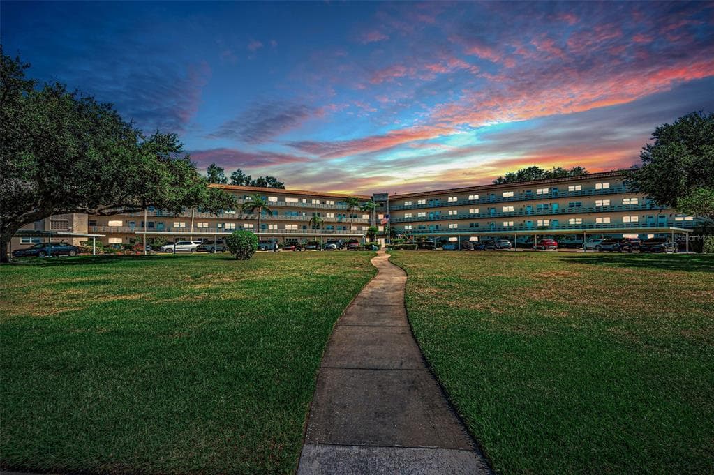 5725 80TH STREET N UNIT 404 ST PETERSBURG, FL 33709