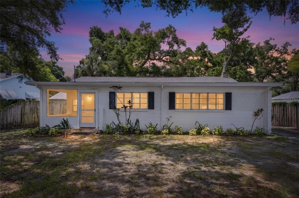 1005 E FLORA STREET