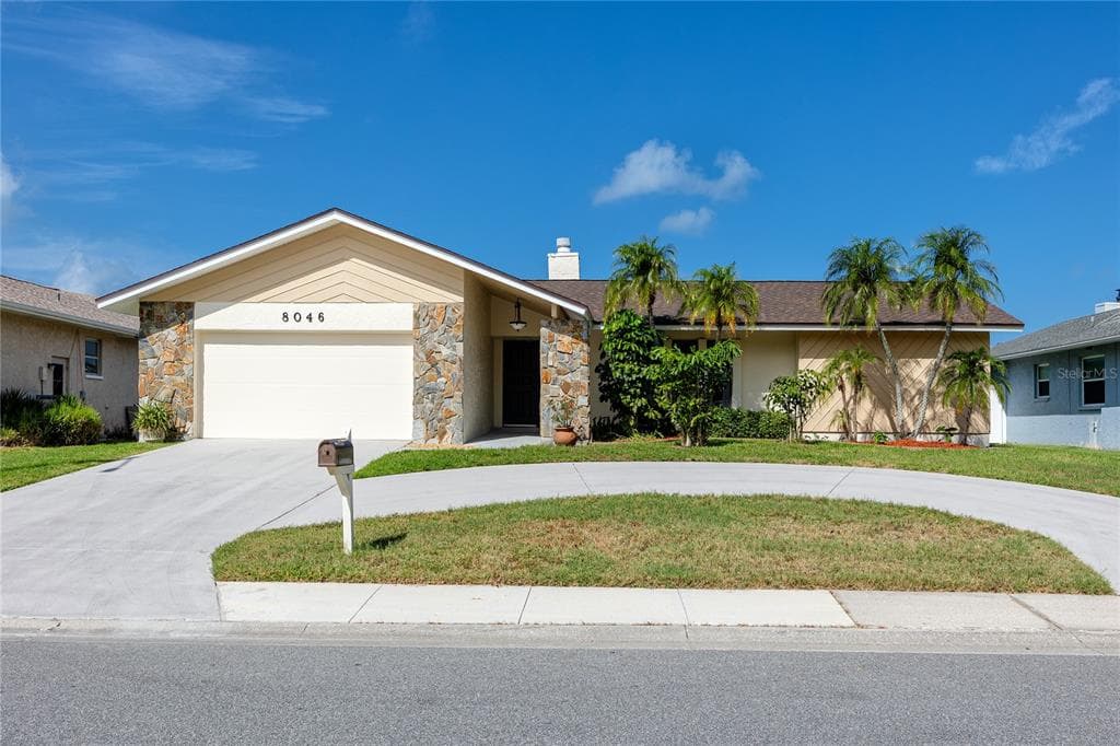 8046 BAYHAVEN DRIVE SEMINOLE, FL 33776