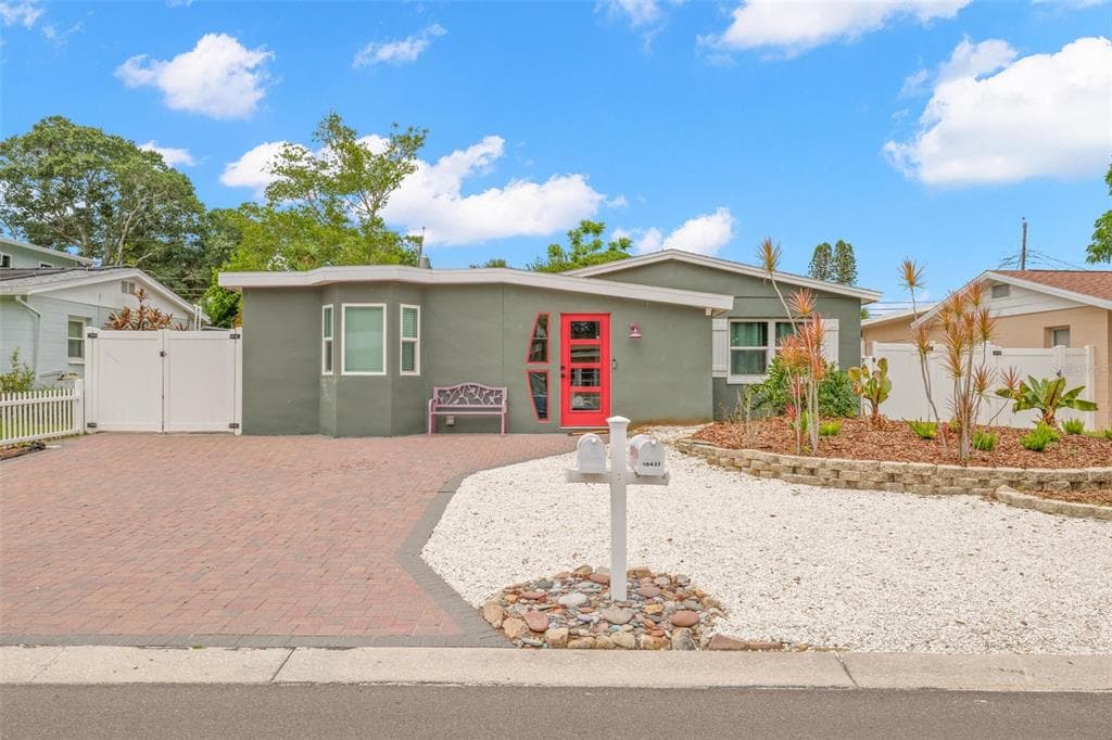 10437 CIRIMOYA LANE SEMINOLE, FL 33772