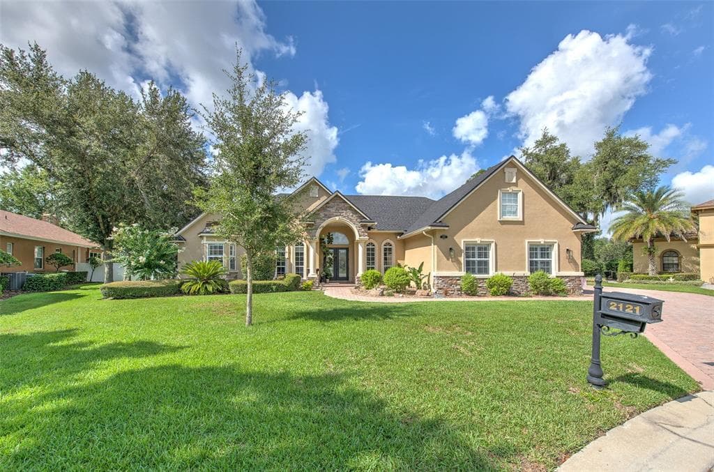 2121 SOUTHERN OAKS LANE LAKELAND, FL 33813