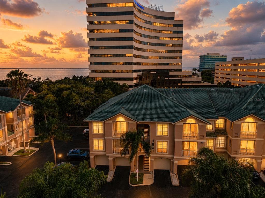 1203 BAY CLUB CIRCLE UNIT 1203 TAMPA, FL 33607