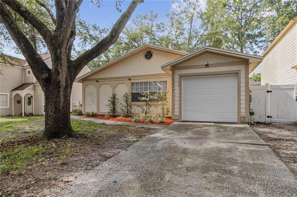 7607 GLADES COURT TAMPA, FL 33637