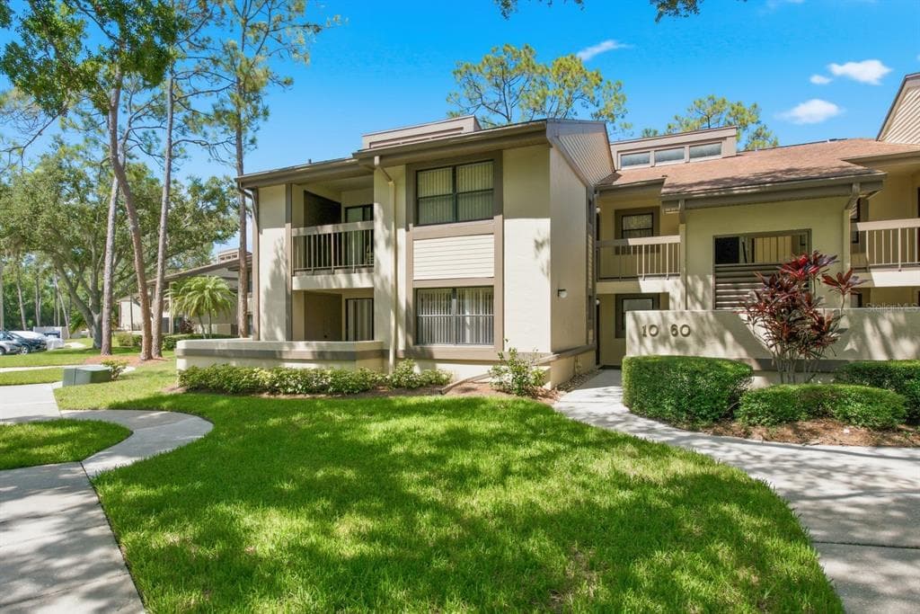 10 WOODLAKE PLACE OLDSMAR, FL 34677