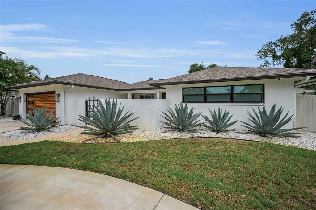 14516 BAY HILLS DRIVE LARGO, FL 33774