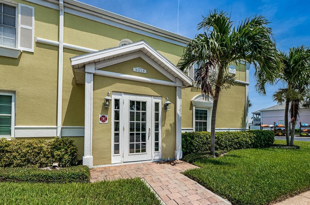 5215 COQUINA KEY DRIVE SE UNIT B ST PETERSBURG, FL 33705