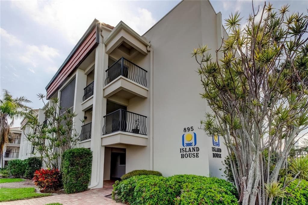 895 S GULFVIEW BOULEVARD UNIT 303 CLEARWATER BEACH, FL 33767
