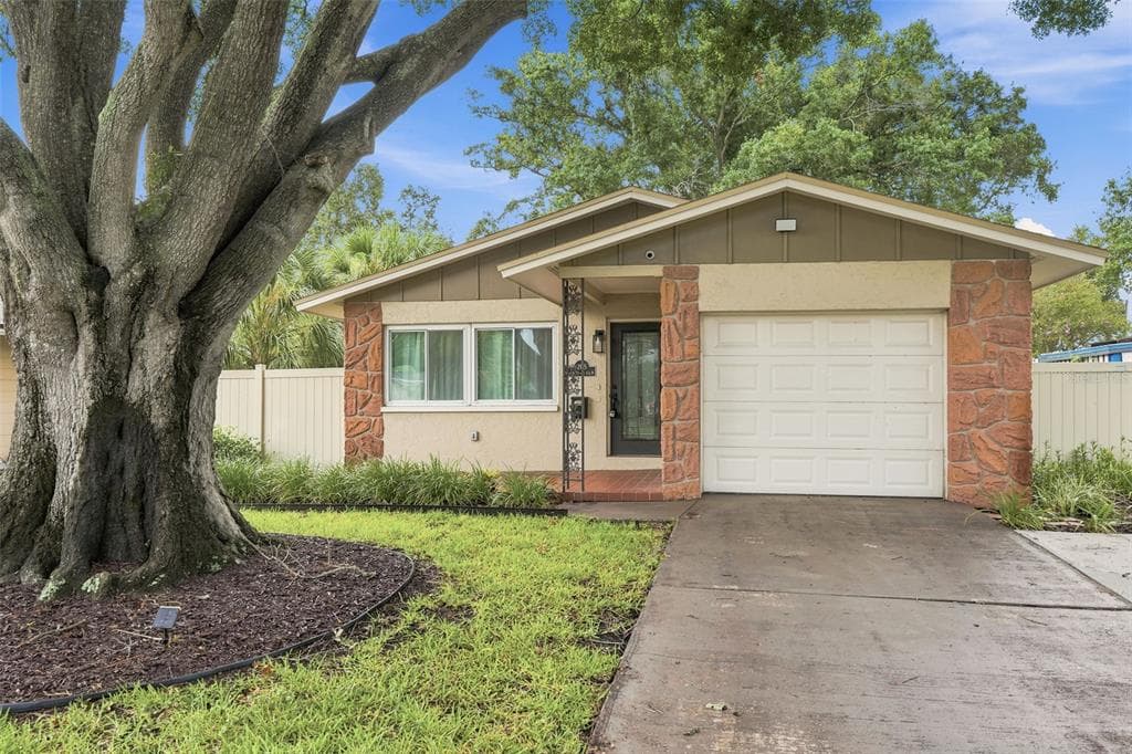205 SE MONROE CIRCLE N ST PETERSBURG, FL 33703