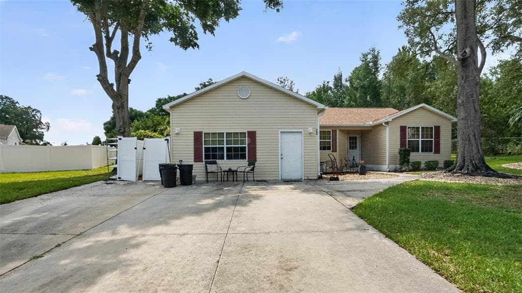 706 MURRAY LANE LADY LAKE, FL 32159
