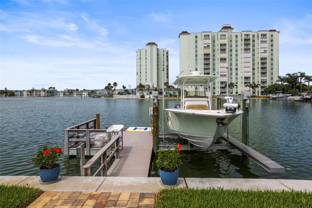 6360 2ND PALM POINT ST PETERSBURG, FL 33706