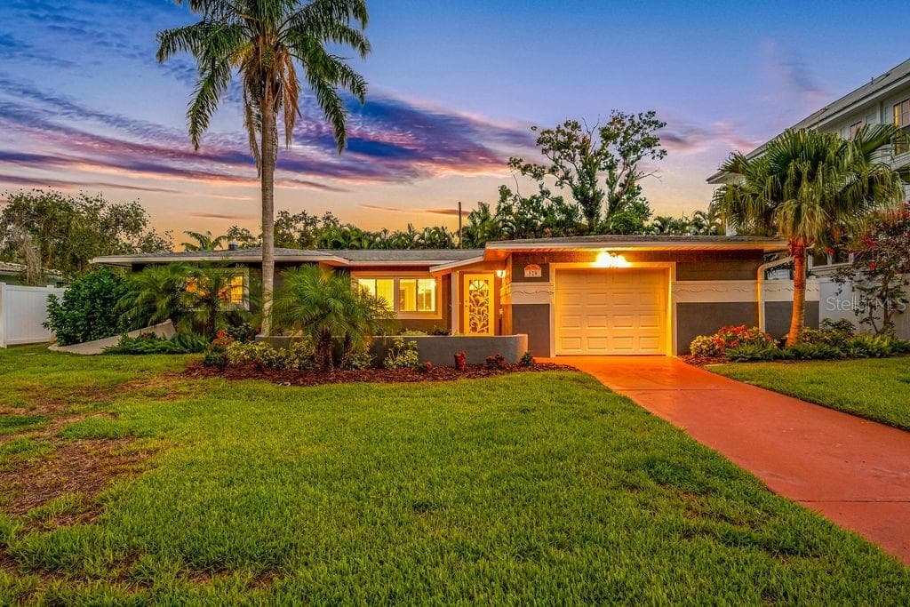 328 BAYVIEW DRIVE NE