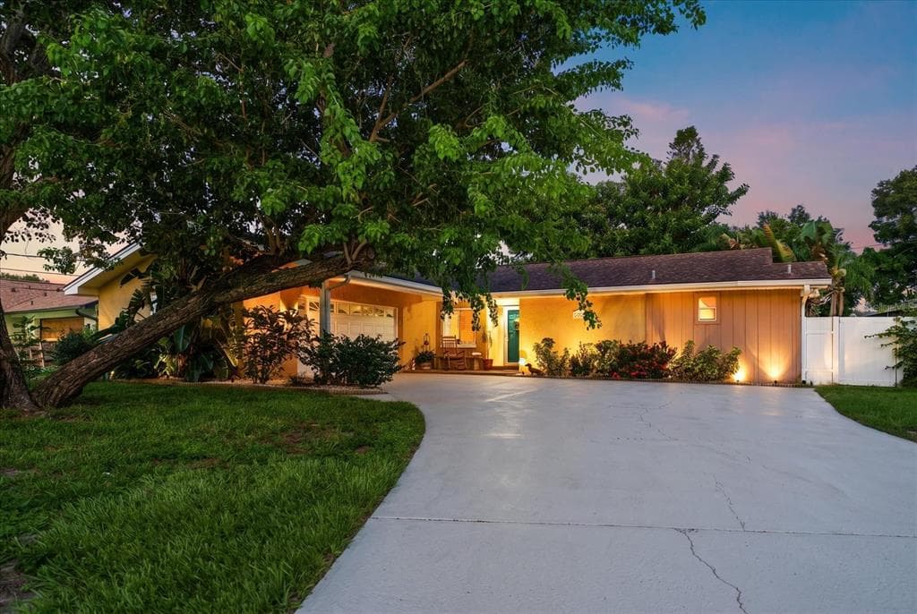 12811 LAKE DRIVE LARGO, FL 33774