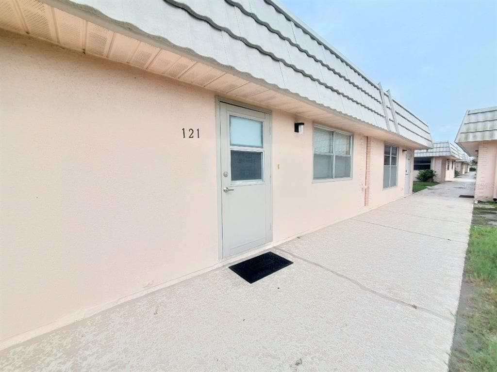 201 BEDFORD TRAIL UNIT 121 SUN CITY CENTER, FL 33573