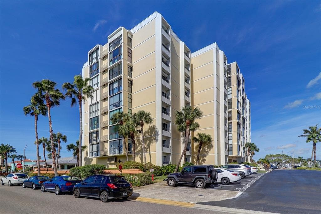 800 S GULFVIEW BOULEVARD UNIT 208 CLEARWATER BEACH, FL 33767