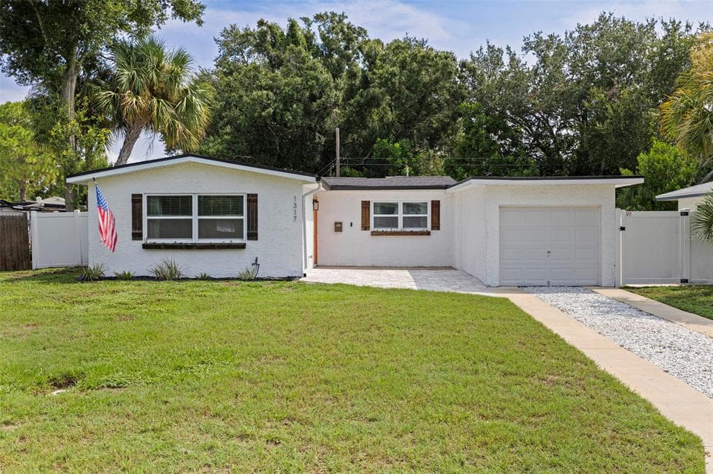 1317 ESSEX DRIVE N ST PETERSBURG, FL 33710
