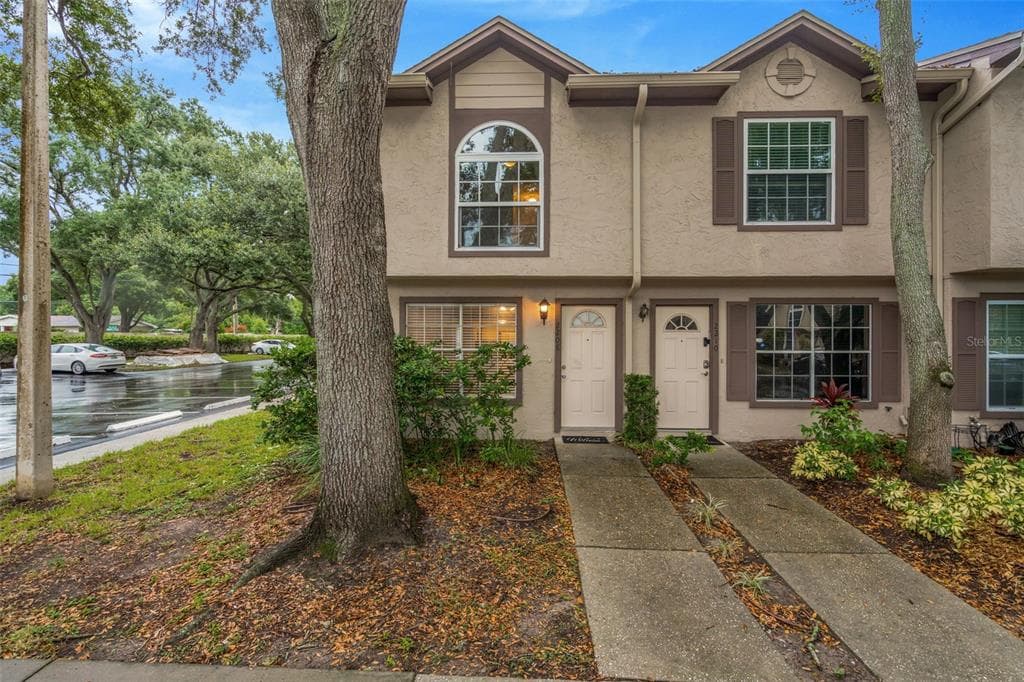 2208 FLETCHERS POINT CIRCLE TAMPA, FL 33613