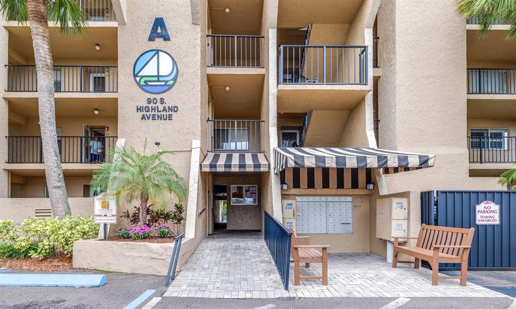 90 S HIGHLAND AVENUE UNIT 110 TARPON SPRINGS, FL 34689