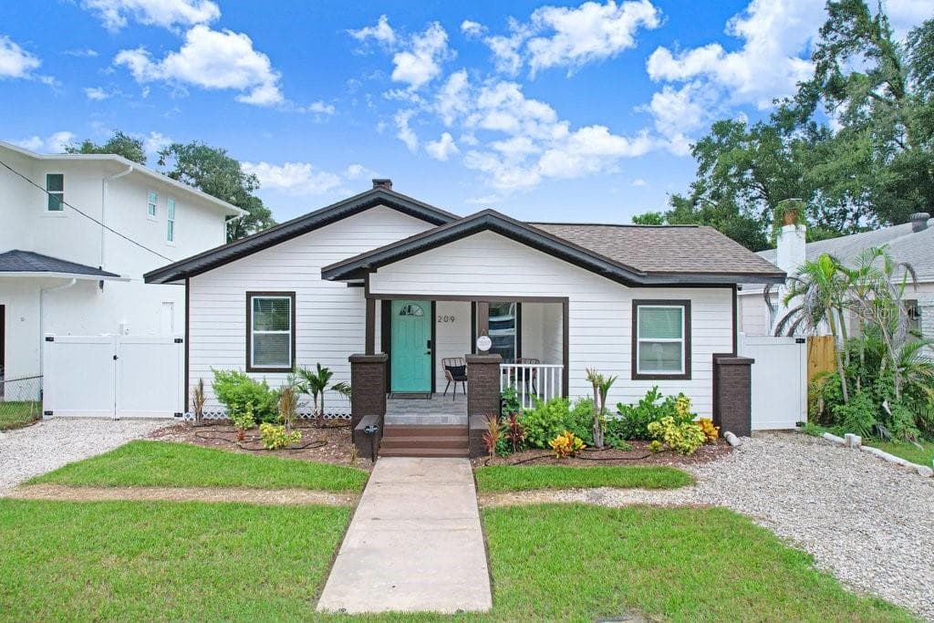 209 W HIAWATHA STREET TAMPA, FL 33604