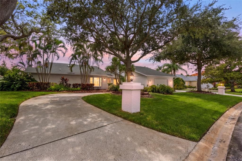 2339 KINGS POINT DRIVE LARGO, FL 33774