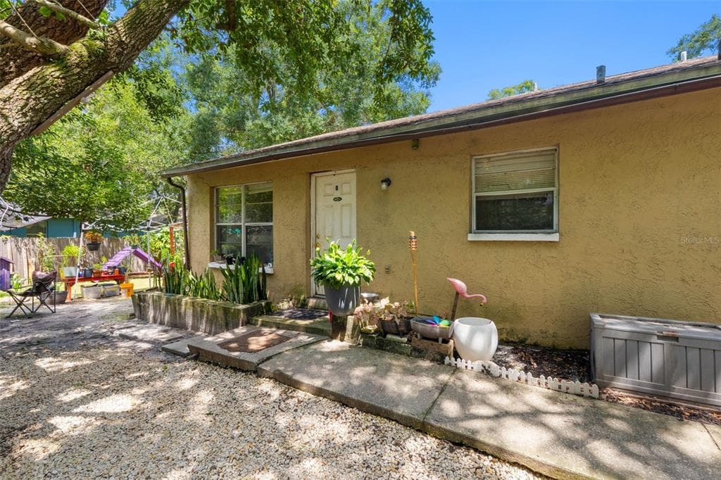 9406 N HARTTS DRIVE TAMPA, FL 33617
