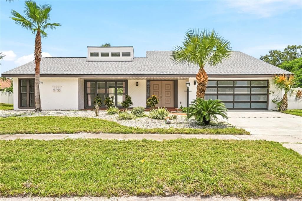 8215 LA SERENA DRIVE TAMPA, FL 33614