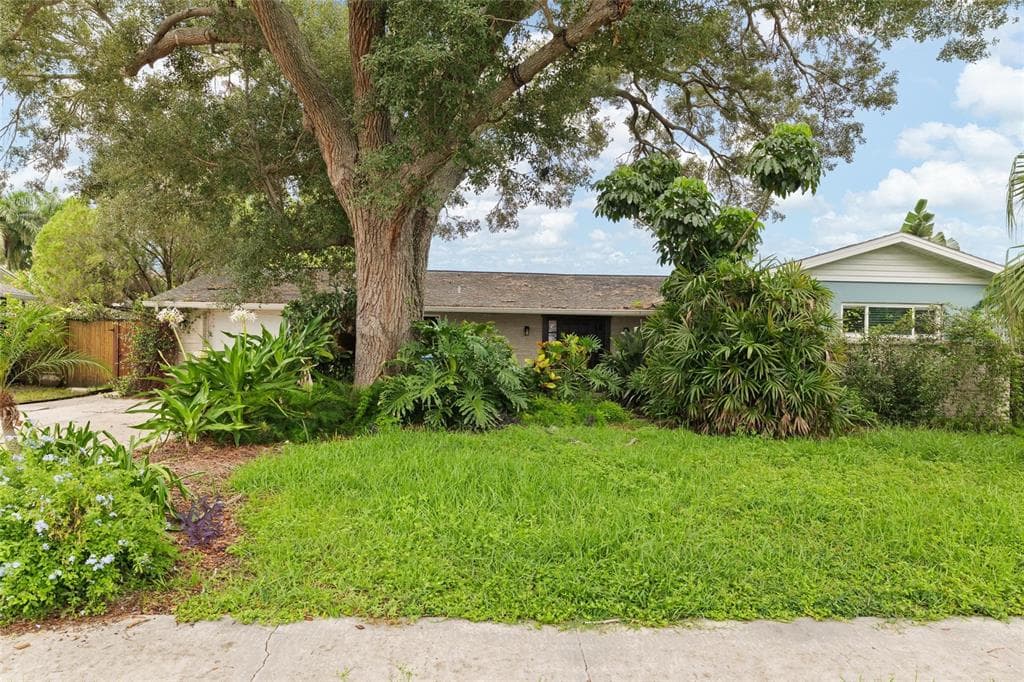 8404 FLAGSTONE DRIVE TAMPA, FL 33615