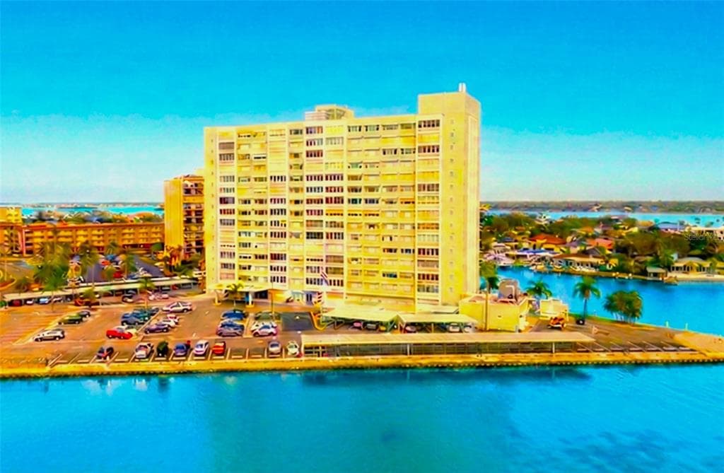 31 ISLAND WAY UNIT 703 CLEARWATER BEACH, FL 33767