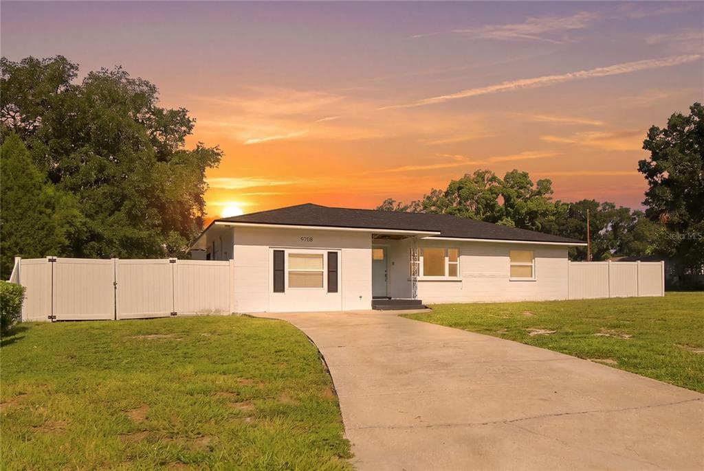 9708 FOREST HILLS DRIVE TAMPA, FL 33612