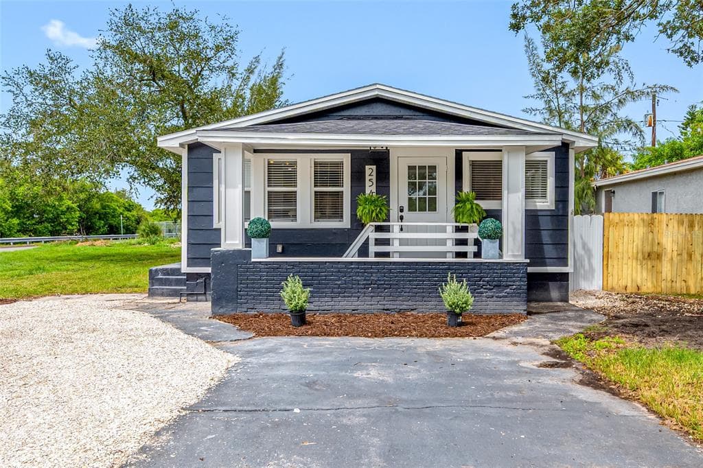 2547 KINGSTON STREET S ST PETERSBURG, FL 33711