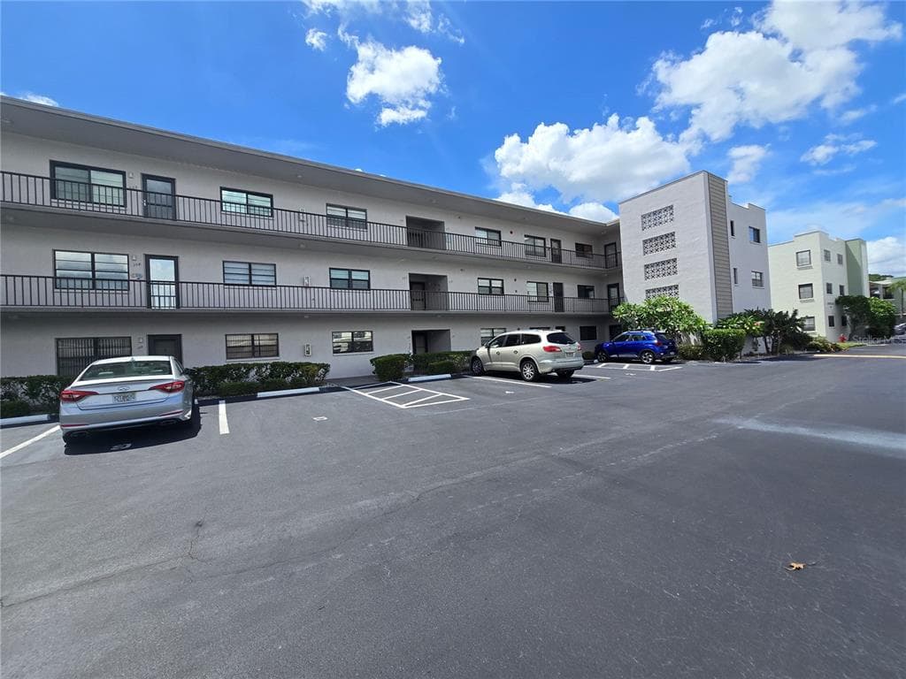 7941 58TH AVENUE N UNIT 212 ST PETERSBURG, FL 33709