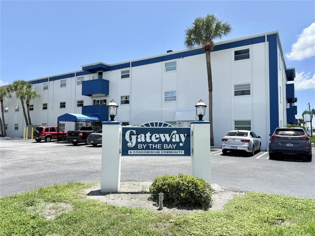 350 79TH AVE N UNIT 102 ST PETERSBURG, FL 33702