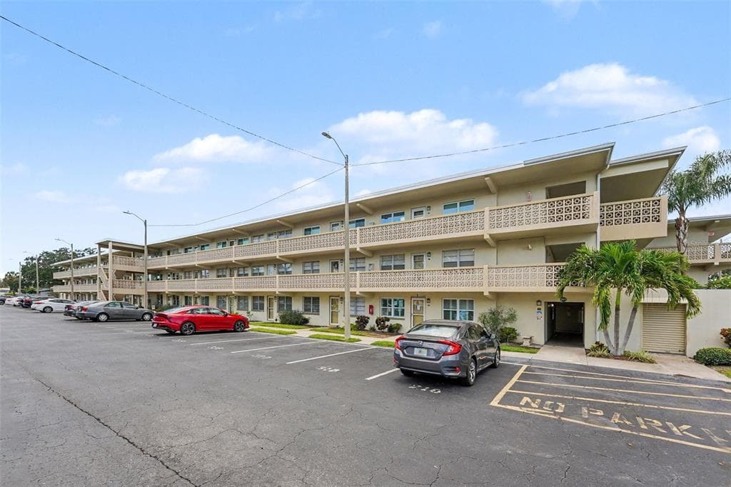 951 79TH AVENUE N APT 322 ST PETERSBURG, FL 33702