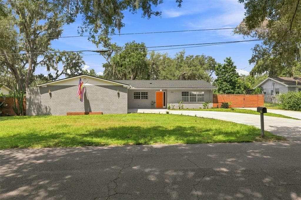 216 AMANA AVENUE BRANDON, FL 33510
