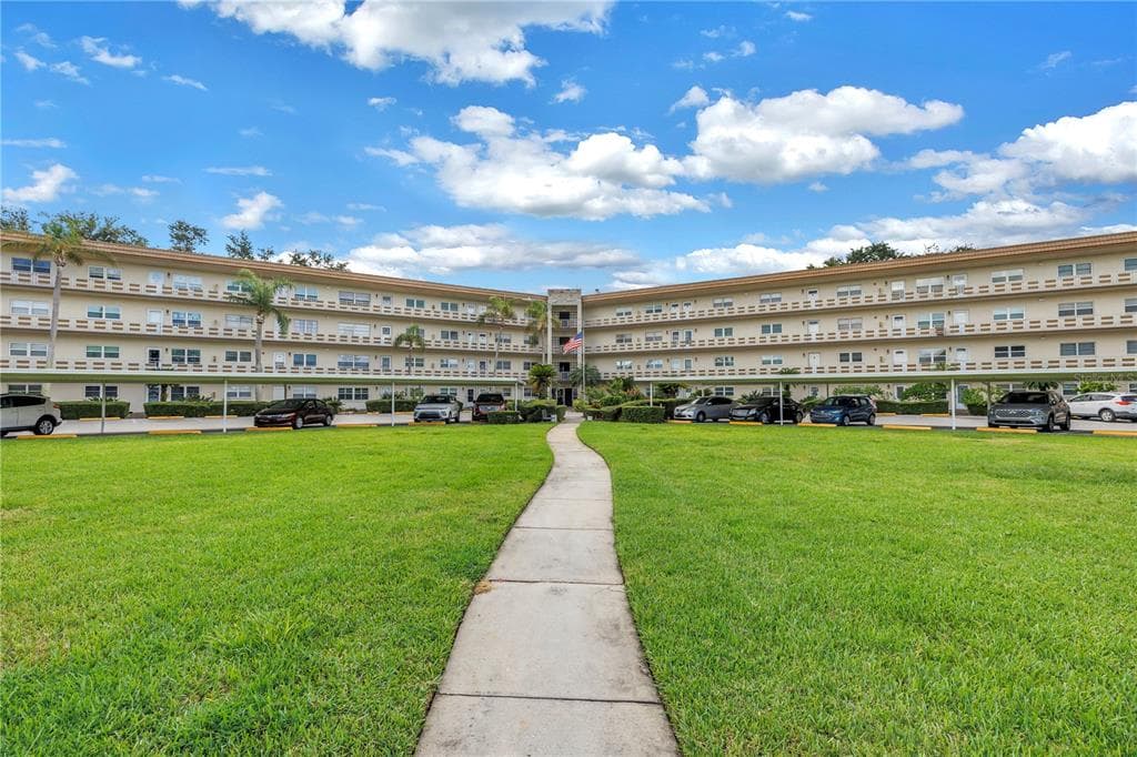 5725 80TH STREET N UNIT 106 ST PETERSBURG, FL 33709