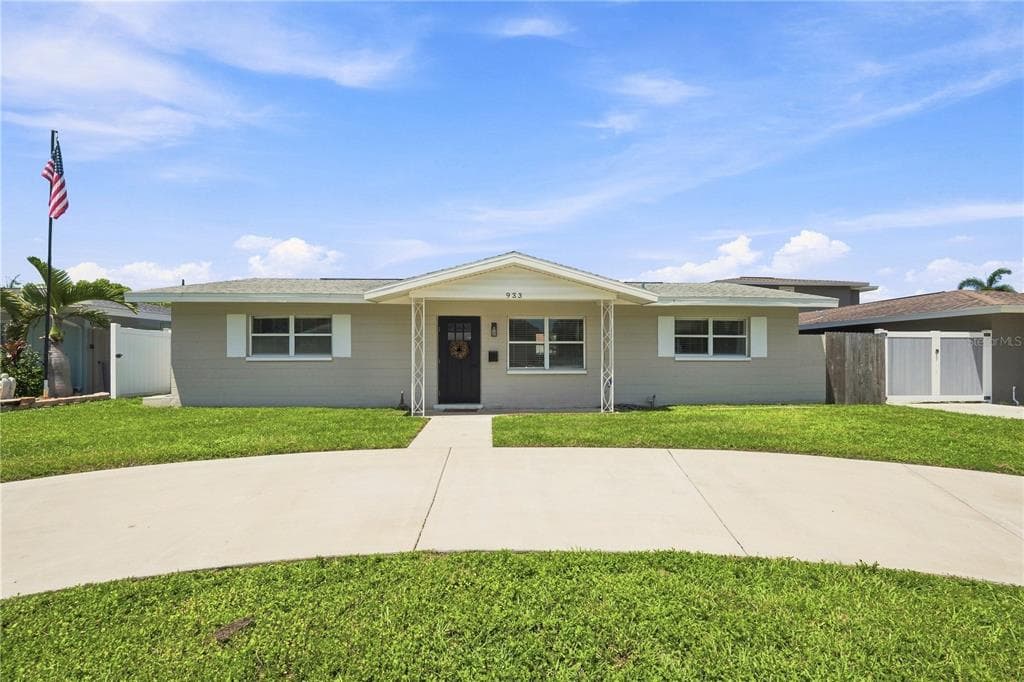 933 41ST AVENUE NE ST PETERSBURG, FL 33703