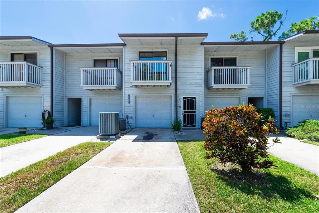 6494 92ND PLACE N UNIT 203 PINELLAS PARK, FL 33782