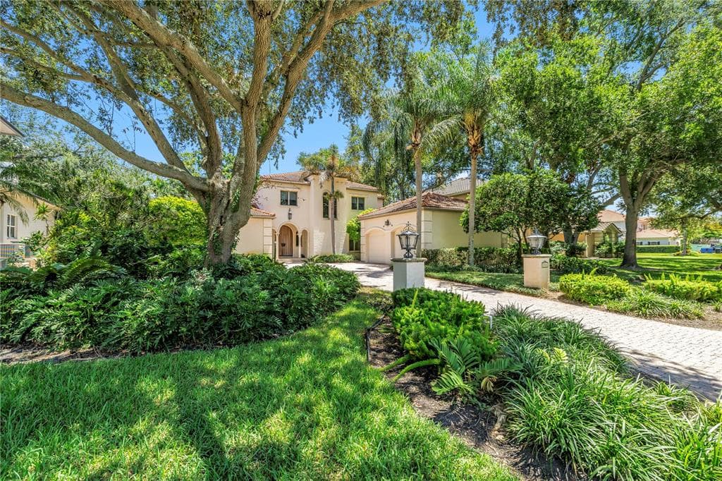 1524 BRIGHTWATERS BOULEVARD NE ST PETERSBURG, FL 33704