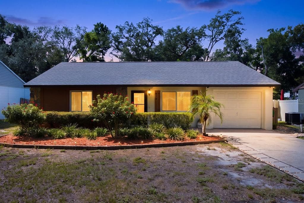 624 E SPRUCE STREET TARPON SPRINGS, FL 34689