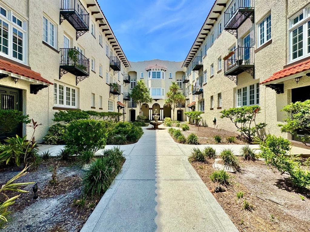 2117 W DEKLE AVENUE UNIT D1 TAMPA, FL 33606