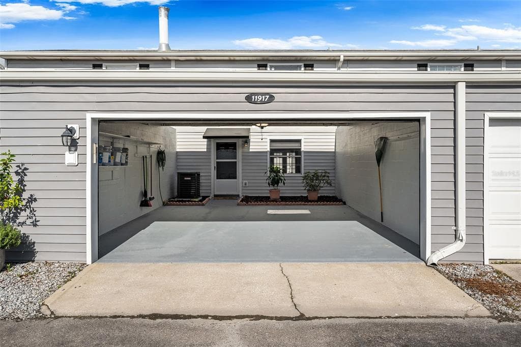 11917 CONGRESSIONAL DRIVE TAMPA, FL 33626