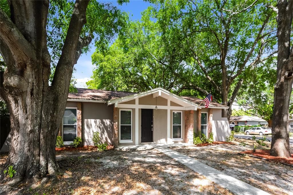 702 FALKIRK AVENUE VALRICO, FL 33594