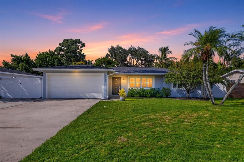 1743 DELAWARE AVENUE NE ST PETERSBURG, FL 33703